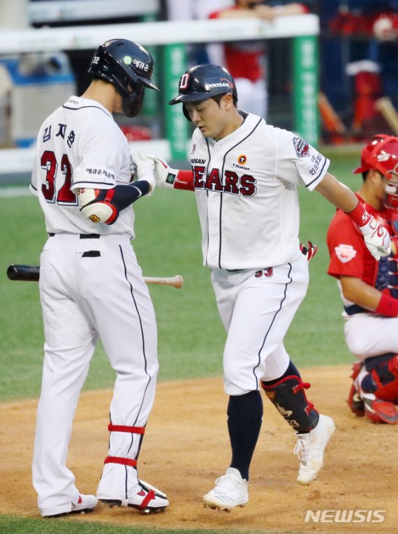[서울=뉴시스]배훈식 기자 = 25일 오후 서울 송파구 잠실야구장에서 열린 2020 프로야구 두산 베어스와 기아 타이거즈의 경기, 2회말 선제 솔로 홈런을 터뜨린 두산 최주환이 김재환과 하이파이브를 하고 있다. 2020.08.25. dahora83@newsis.com