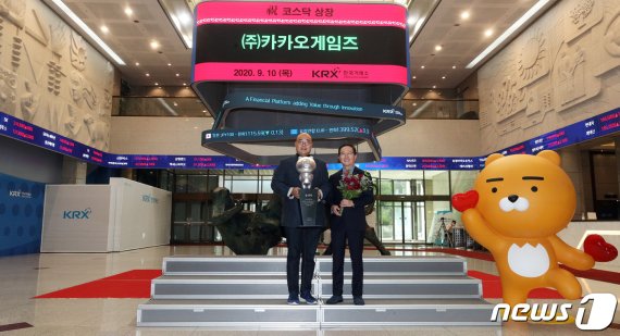 남궁훈(왼쪽), 조계현 카카오게임즈 공동대표가 10일 오전 서울 영등포구 여의도 한국거래소에서 코스닥 상장을 축하하며 기념촬영을 하고 있다. 2020.9.10/뉴스1 © News1 황기선 기자