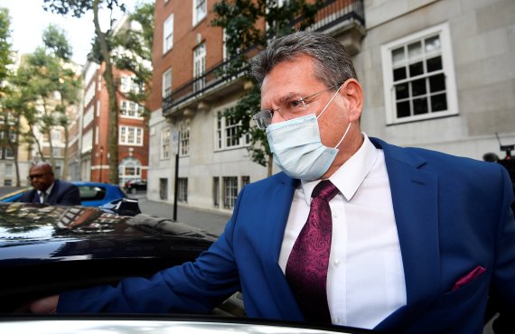 10일(현지시간) 영국 런던에서 마로스 세프코비치 유럽연합(EU) 집행위원회 부의장이 국내시장법 관련 논의를 마친 뒤 차량에 탑승하고 있다.로이터뉴스1