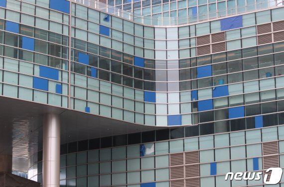 7일 오전 부산 해운대구 한 아파트의 깨진 유리 외벽에 파란 시트지가 붙어 있다.2020.9.7/뉴스1 © News1 여주연 기자