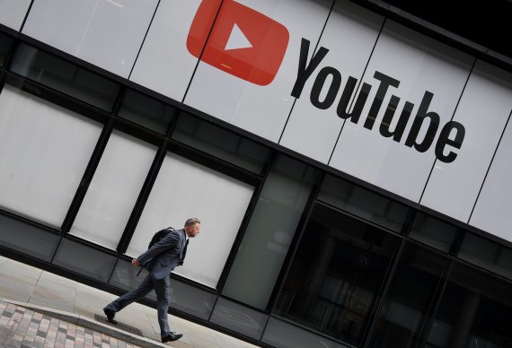 지난 11일(현지시간) 영국 런던의 유튜브 사무실 앞을 한 남자가 걸어가고 있다. 미국 구글 산하의 유튜브는 14일 틱톡을 모방한 '쇼츠'를 수일 내에 인도에서 시범서비스하겠다고 발표했다. 로이터뉴스1