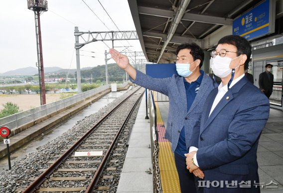 수인선 12일 개통…시흥시장 시민불편 탑승점검