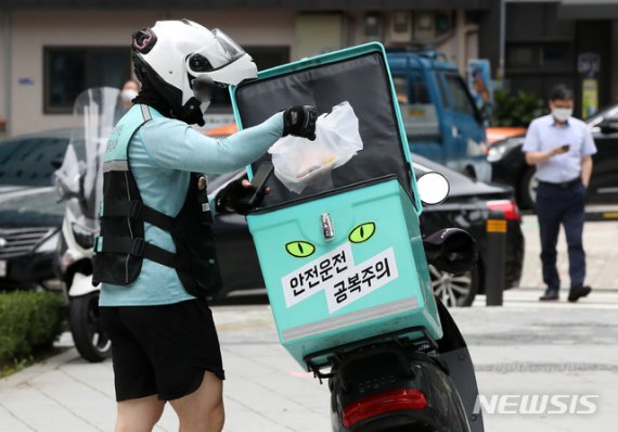 [서울=뉴시스] 고범준 기자 = 신종 코로나바이러스 감염증(코로나19) 재확산으로 사무실에서 배달음식과 도시락 먹는 분위기가 자리잡고 있는 가운데 1일 오후 서울 중구 무교로 일대에서 한 배달원이 포장한 음식을 오토바이에 싣고 있다. 2020.09.01. bjko@newsis.com