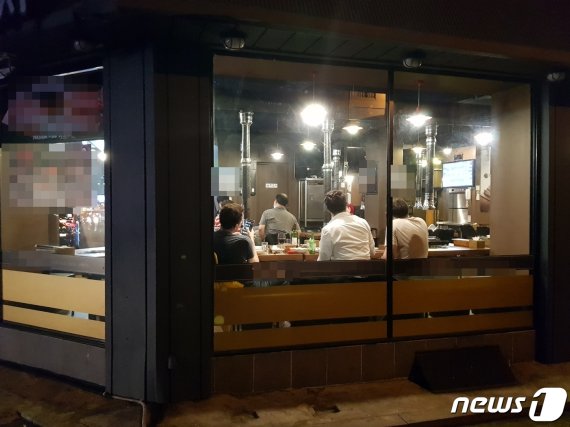 지난 9일 정부의 방역 수칙을 어기고 오후 9시 이후 영업 중인 서울 구로구 구로드웨이에 위치한 한 식당 © 뉴스1 조현기 기자
