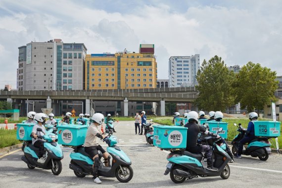 배달 오토바이 안전 우려에 배달 플랫폼 업체와 교통 당국은 안전대책 마련에 나섰다. 우아한청년들과 도로교통공단은 지난 7월 30일, 서울 도봉운전면허시험장에서 배민 라이더를 대상으로 이륜차 안전 시범 교육을 진행했다. 사진=우아한형제들.