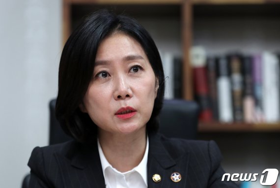 "고민정, '피해호소인' 말장난하더니 이번엔 '색 장난'하나"