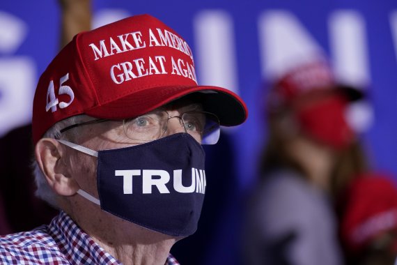트럼프 지지 마스크를 쓴 남성. 뉴시스/AP /사진=뉴시스 외신화상