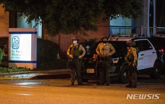 미국 로스앤젤레스(LA)에서 12일(현지시간) 경찰 총격 사건 직후 경찰관들이 현장 주변을 경계하고 있다.AP뉴시스