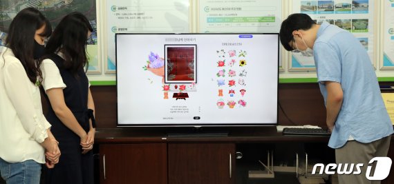 인천가족공원 직원들이 지난 9일 인천시 부평구 가족공원에서 '온라인 성묘 서비스'를 시연하고 있다. 뉴스1 제공