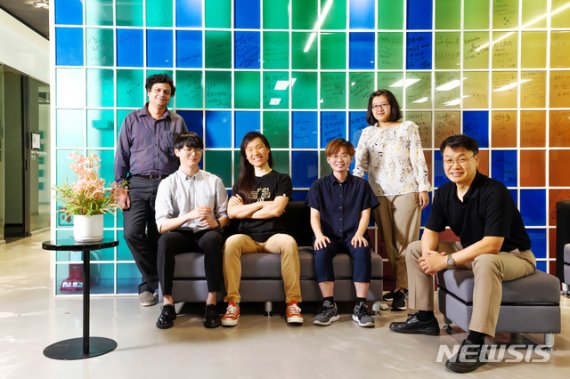 [서울=뉴시스] 유니스트(UNIST) 공동연구팀. 사진은 김철민 교수(오른쪽 끝)와 제1저자인 김진균 연구원(왼쪽 3번째) (제공=유니스트)
