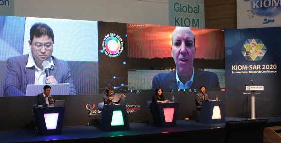 제20회 국제 침연구학술대회 'KIOM-SAR 2020'에서 첫 번째 기조세션 후 연자 토론이 진행되고 있다. 한의학연구원 제공