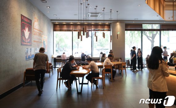 수도권 사회적 거리두기가 2단계로 완화된 14일 서울시내 한 프랜차이즈 커피전문점이 탁자 사이 거리두기를 위해 숫자를 줄여서 운영되고 있다. 2020.9.14/뉴스1 © News1 이승배 기자