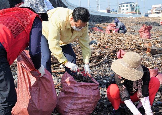 고영권 제주도 정무부지사가 8일 오전 제주시 내도동 알작지 해안에서 바다환경지킴이들과 함께 태풍에 떠밀려온 해양쓰레기 수거 작업에 나섰다. /fnDB(제주도 제공)