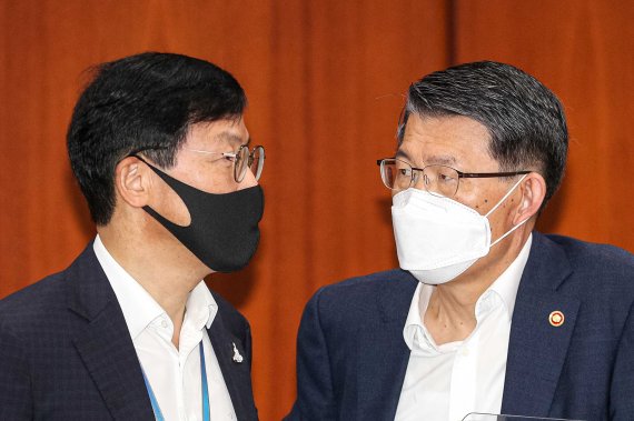 은성수 금융위원회 위원장(오른쪽)과 이호승 청와대 경제수석이 14일 정부서울청사에서 열린 대외경제장관회의에 참석해 의견을 나누고 있다. 이 수석은 이날 CBS 라디오 '김현정의 뉴스쇼'에서 "신용대출이 너무 빠르게 늘어 경제안정성에 위협이 될 수 있다"며 대책 마련을 시사했다. 뉴스1