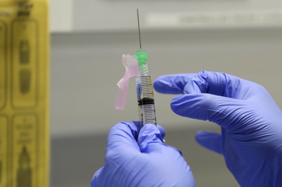 지난달 5일 영국 런던에서 촬영된 코로나19 백신 후보물질.AP뉴시스