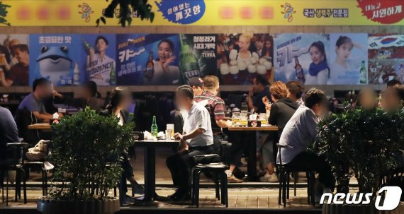 서울 종로구 일대의 한 주점에서 시민들이 술을 마시고 있다. /사진=뉴스1