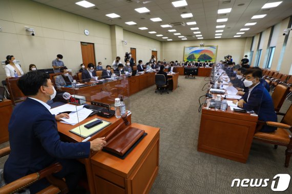 국회 정무위원회 전체회의 모습. 2020.08.31 © News1 신웅수 기자