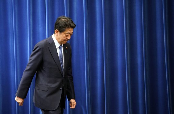 지난 달 28일 사임 발표를 한 뒤 퇴장하는 아베 신조 일본 총리. AP뉴시스