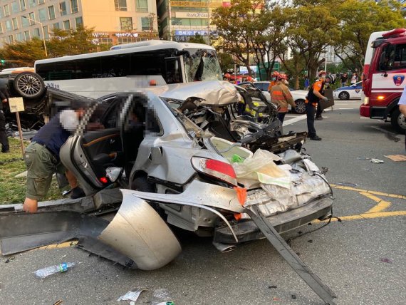 ▲14일 부산 해운대구 한 도로에서 차량 7대가 충돌해 2명이 크게 다치고 5명이 경상을 입었다. (사진=부산경찰청 제공)