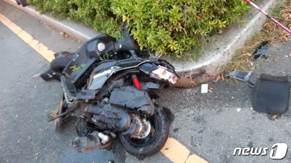 부산 추돌 사고로 오토바이가 파손됐고 운전자는 중상을 입었다.(부산소방재난본부 제공)© 뉴스1