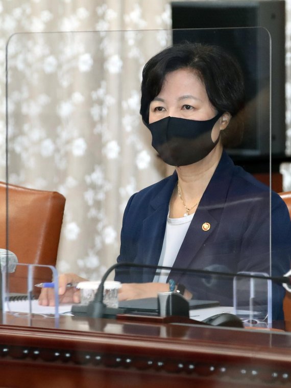 추미애 법무부 장관이 15일 서울 세종대로 정부서울청사에서 열린 국무회의에 참석하고 있다. 사진=서동일 기자