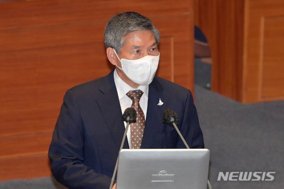 정경두 국방장관이 15일 국회에서 열린 대정부질문에 참석해 발언하고 있다. 뉴시스