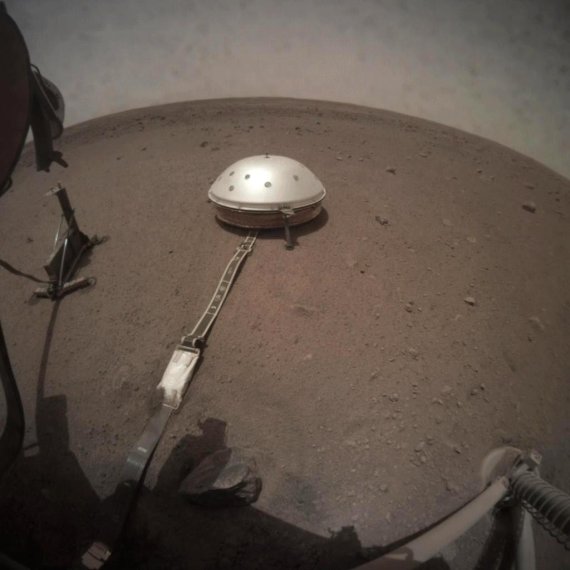NASA의 지질탐사선 '인사이트'가 화성 일식때 지표면의 변화를 측정했다. NASA 제공