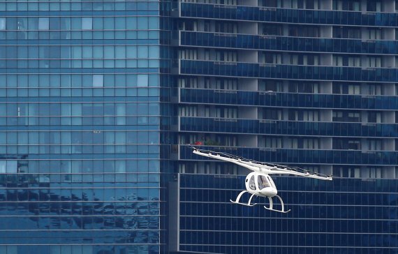 독일 에어택시 스타트업 폴로콥터가 지난해 10월 22일(현지시간) 싱가포르에서 에어택시 시연을 하고 있다. 사진=로이터뉴스1