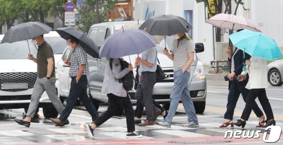 대전 서구 대전시청 인근 도로에서 시민들이 우산을 쓰고 이동하고 있다. 2020.9.7/뉴스1 © News1 김기태 기자