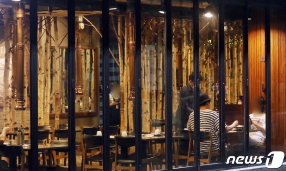 지난달 30일 저녁 서울 용산구 이태원동 번화가의 한 음식점에서 손님들이 식사를 하고 있다. 저녁식사 시간대임에도 불구하고 손님이 거의 없어 한산한 모습이다. 2020.8.30/뉴스1 © News1 민경석 기자