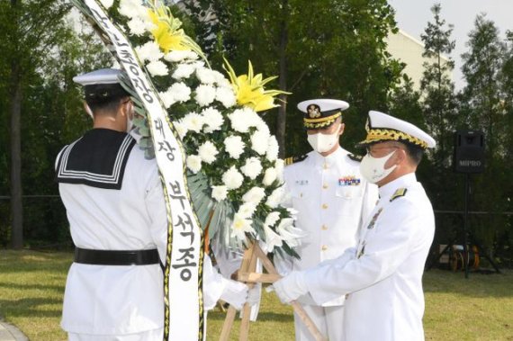[서울=뉴시스] 부석종(오른쪽)해군참모총장이 15일 월미도 해군첩보부대 충혼탑에 헌화하고 있다. 2020.09.16. (사진=해군 제공)