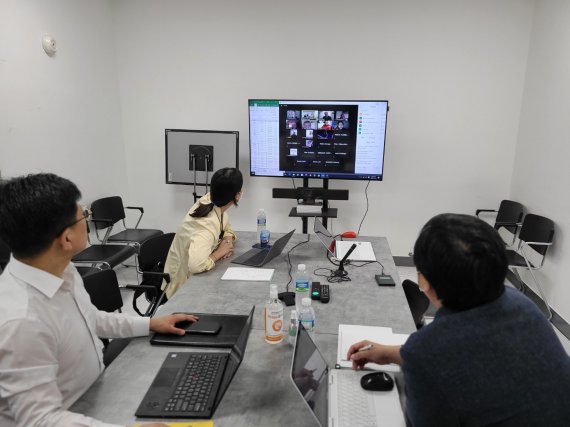 이노비즈협회 영상회의실에서 페루 정부 관계자와 함께 인증제도 전수를 위한 온라인 워크숍을 진행하고 있다. 이노비즈협회 제공