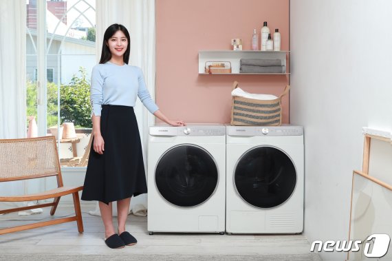 삼성전자 모델이 '그랑데 AI' 10kg 세탁기·9kg 건조기 신제품을 소개하고 있다.(삼성전자 제공)2020.09.16/뉴스1 © 뉴스1