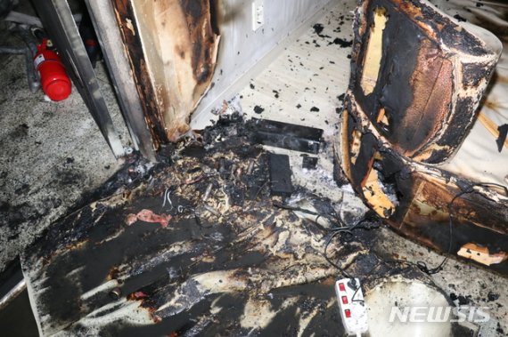 [오산=뉴시스] 지난달 20일 오후 9시께 오산시 한 아파트 집 안에서 충전 중이던 전동 킥보드 배터리가 폭발하면서 집 안 일부와 가구 등을 태우는 사고가 발생했다. (사진=뉴시스DB)