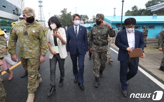 사진공동취재단 = 이인영 통일부 장관이 지난달 16일 경기 파주시 판문점을 둘러보고있다. /사진=뉴스1