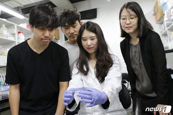 정현정 교수(맨 오른쪽)와 연구팀© 뉴스1