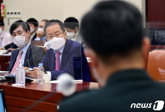 홍준표 의원이 지난 16일 서울 여의도 국회 국방위원회 전체회의에서 열린 서욱 국방부 장관에게 질의를 하고 있다.