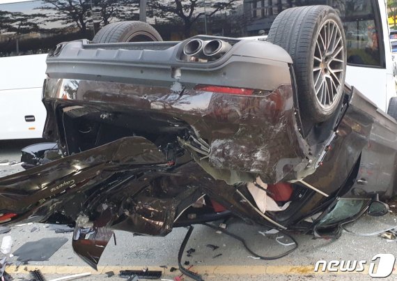 사고로 전복된 포르쉐 차량.(부산소방재난본부 제공)© 뉴스1