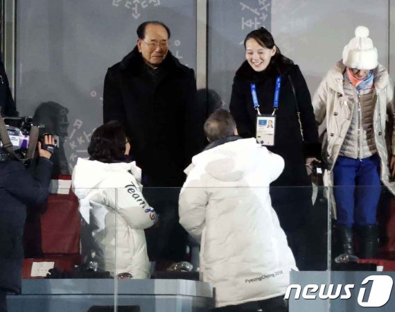 지난 2018년 2월 문재인 대통령과 김여정 북한 노동당 중앙위 제1부부장이 강원 평창 올림픽스타디움에서 열린 '2018 평창동계올림픽' 개막식에 참석해 악수를 나누고 있다. 뉴스1