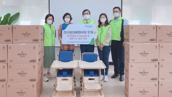 배영훈 NH-아문디 자산운용 대표(왼쪽 세번째)와 임직원이 한사랑장애영아원 담당자에게 후원물품을 전달하고 있다.