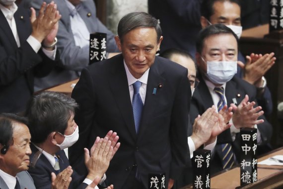 스가 요시히데 일본 신임 총리가 16일 도쿄에서 실시된 중의원 총리 지명선거에서 당선된 후 박수를 받고 있다. 스가는 중의원에서 총투표수 462표 가운데 314표를 얻어 99대 일본 총리로 뽑혔다. AP뉴시스