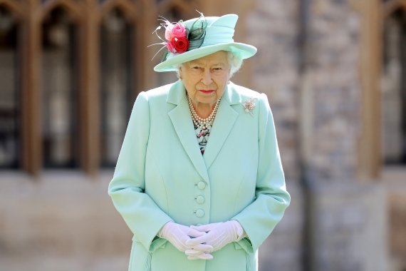 엘리자베스 영국 여왕이 지난 7월 17일(현지시간) 윈저성에서 기사작위 수여식을 마친 뒤 기자들에게 포즈를 취하고 있다. 사진=로이터뉴스1