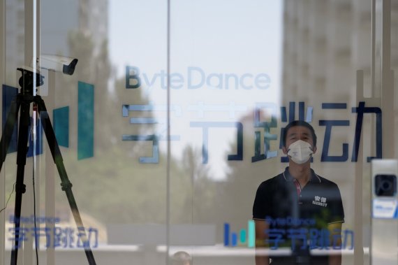 틱톡 모기업인 바이트댄스의 중국 베이징 본사 건물에서 7월 7일(현지시간) 한 경비원이 마스크를 쓰고 근무하고 있다. 로이터뉴스1