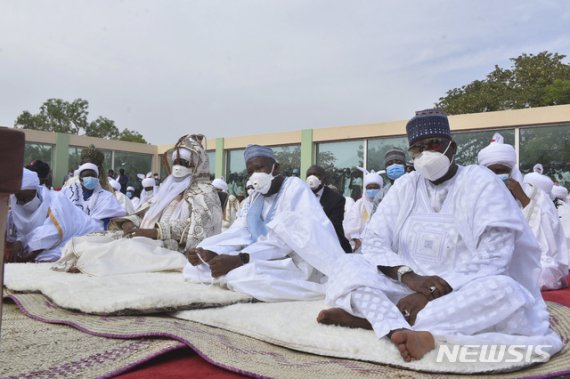 지난 5월 4일 나이지리아 카노에서 코로나19 확산 방지를 위해 마스크를 쓰고 기도를 올리는 이슬람 교도들.AP뉴시스