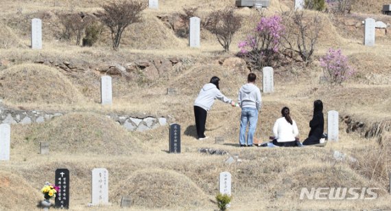 [파주=뉴시스] 경기 파주시 광탄면 용미리 서울시립묘지를 찾은 성묘객들이 성묘를 하고 있다. (사진=뉴시스 DB). photo@newsis.com