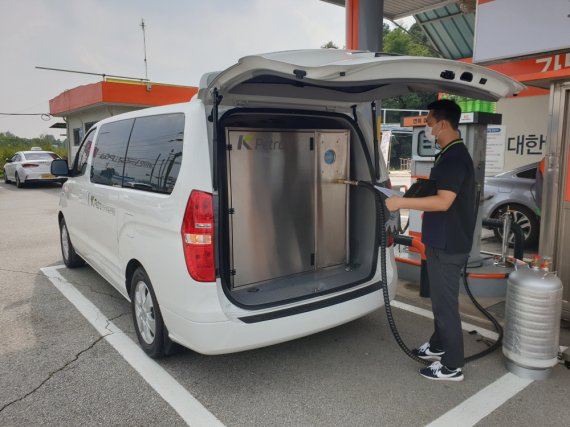 한국석유관리원 검사원이 자동차 LPG 충전소에서 자체 개발한 전용차량을 이용해 정량검사를 실시하고 있다. 석유관리원 제공