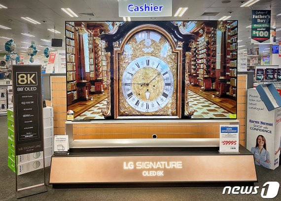 호주 시드니 한 가전매장에 LG 올레드 TV가 진열돼 있는 모습. (LG전자 제공)/뉴스1