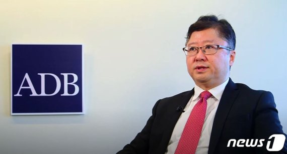 아시아개발은행(ADB)의 야스유키 사와다(Yasuyuki Sawada) 수석이코노미스트. (출처=ADB 유튜브 동영상 캡처) © 뉴스1