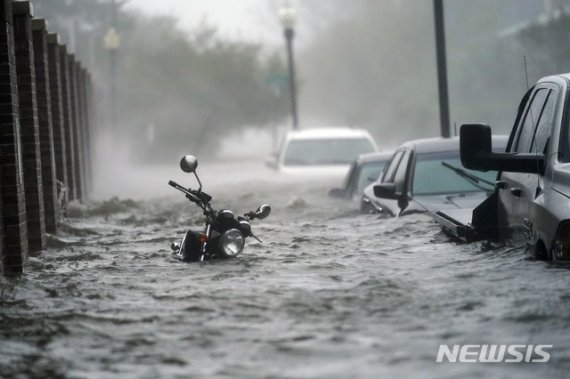 [펜서콜라=AP/뉴시스]16일(현지시간) 허리케인 샐리의 영향으로 미 플로리다주 펜서콜라 거리에 홍수가 발생해 오토바이 한 대와 차량이 물에 잠겨 있다. 2020.09.17.