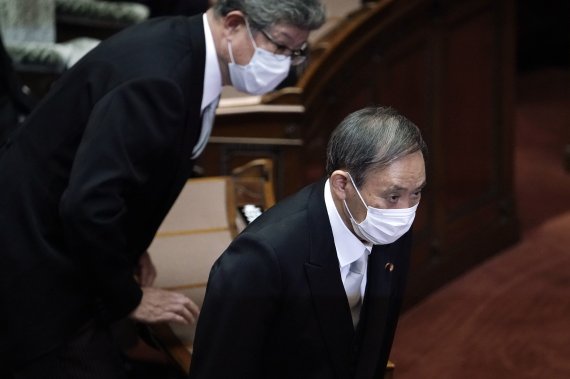 지난달 17일 일본 참의원 임시 국회에 출석한 스가 요시히데 일본 총리. AP뉴시스